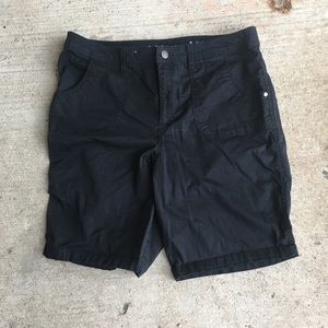 Women’s Crawford and barrel black shorts size 16.